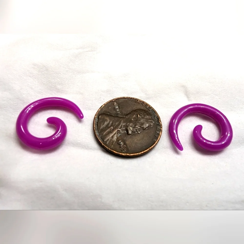 8g 1 pair of magenta spiral tapers 8(g) gauge earrings plastic material